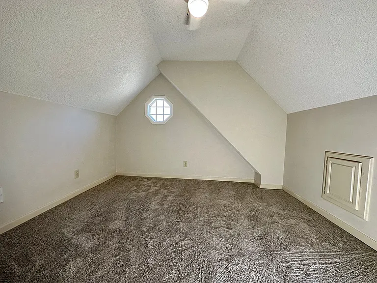 141 Victoria Dr — Photo 18