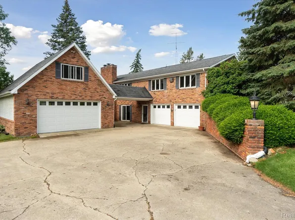 7515 Glen Hatt Dr, Linden, MI 48451