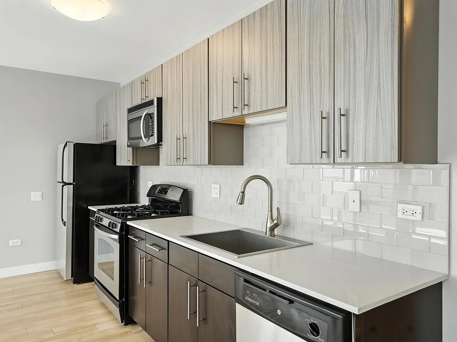 Spacious Lakeshore East 1 Bedroom Convertible - On The River — Photo 2