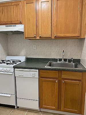 4th image of 227 E 83rd St APT 3G