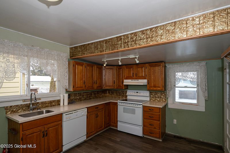 4th image of 33 Pershing Drive