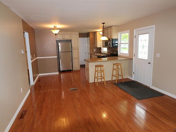 5th image of 285 W Circular St