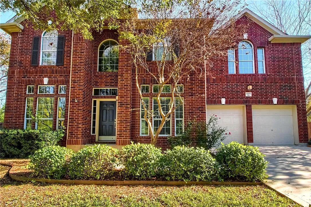 4 bed, 2.5 bath, 2707 sqft, $2,700 — Photo 2