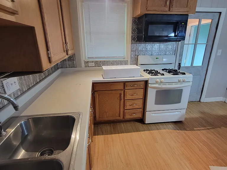 437 E Doty Ave — Photo 26
