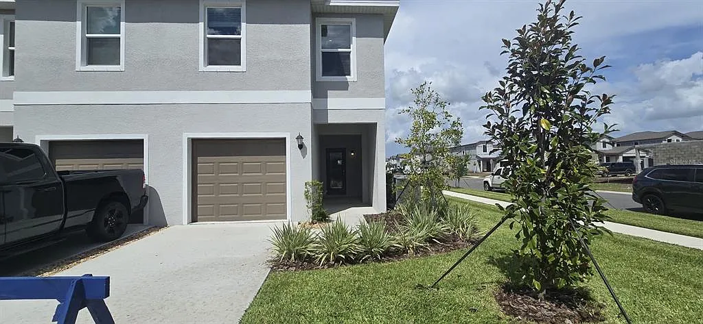 3 bed, 2.5 bath, 1801 sqft, $2,100 — Photo 1