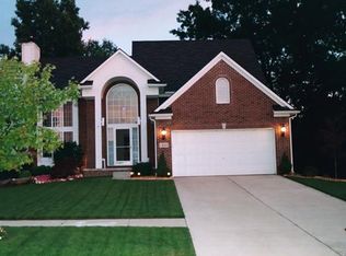 7429 Pine Creek Trl, Waterford, MI 48327
