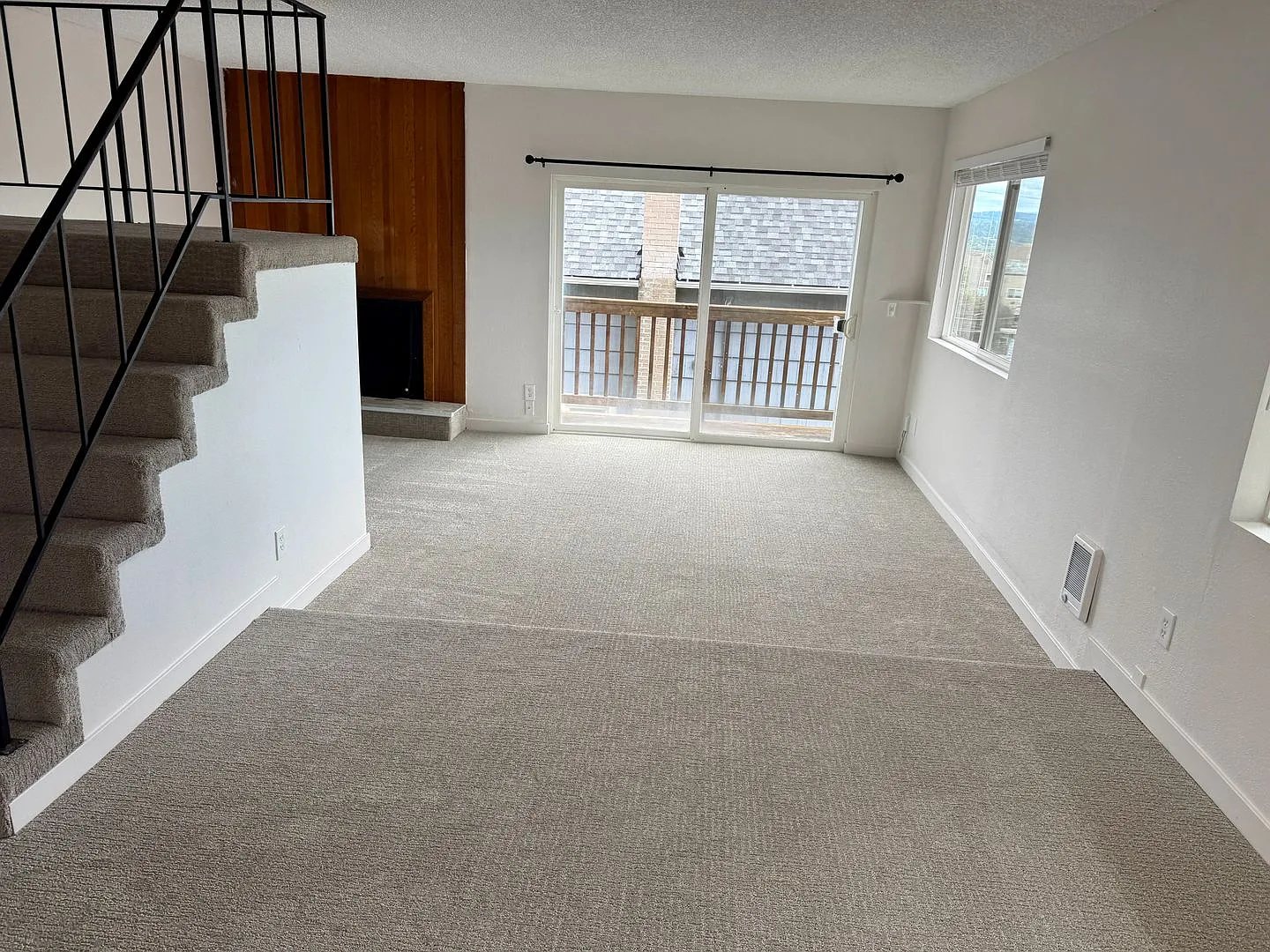 Stunning Custom Duplex-TH w/view deck — Photo 3