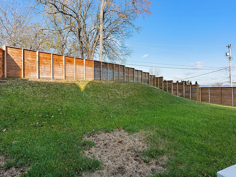 Fully fenced yard (2nd Floor)