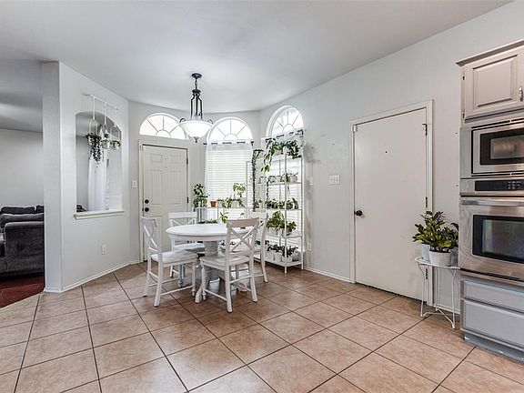 2nd image of 1207 Wildflower Ln