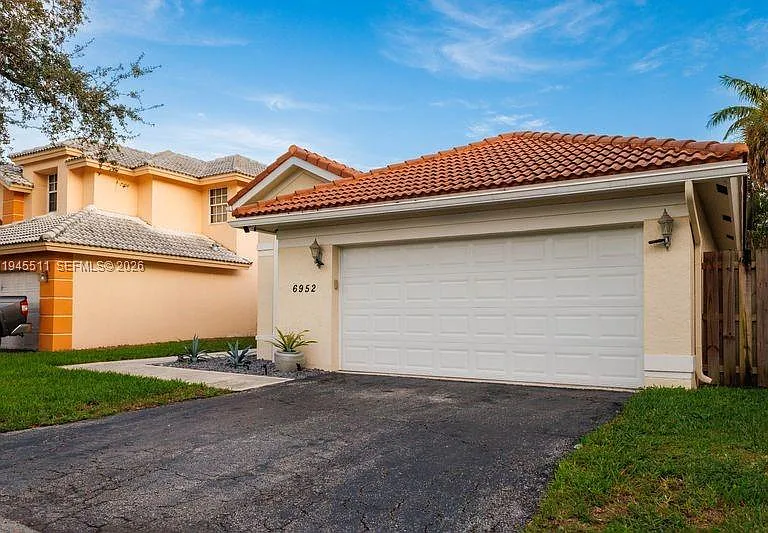 6952 NW 27th Ct — Photo 34
