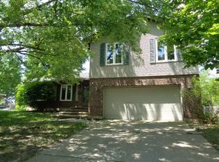 438 W Hillcrest Dr, Dekalb, IL 60115