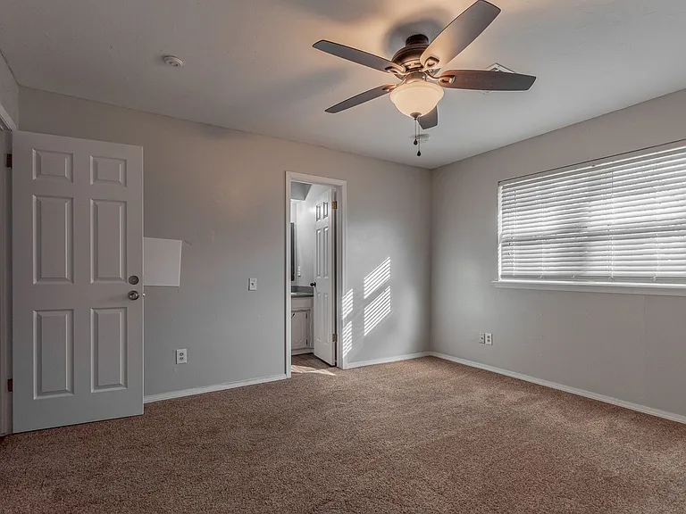 821 Peregrine Dr — Photo 47