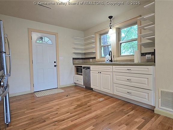 4th image of 2512 Clement Ave