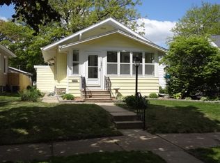 1061 Daniels St NE, Cedar Rapids, IA 52402