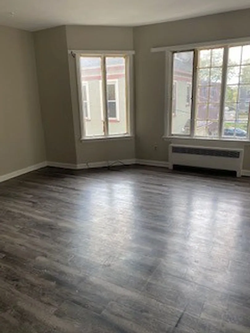 406 West Buell Avenue — Photo 1