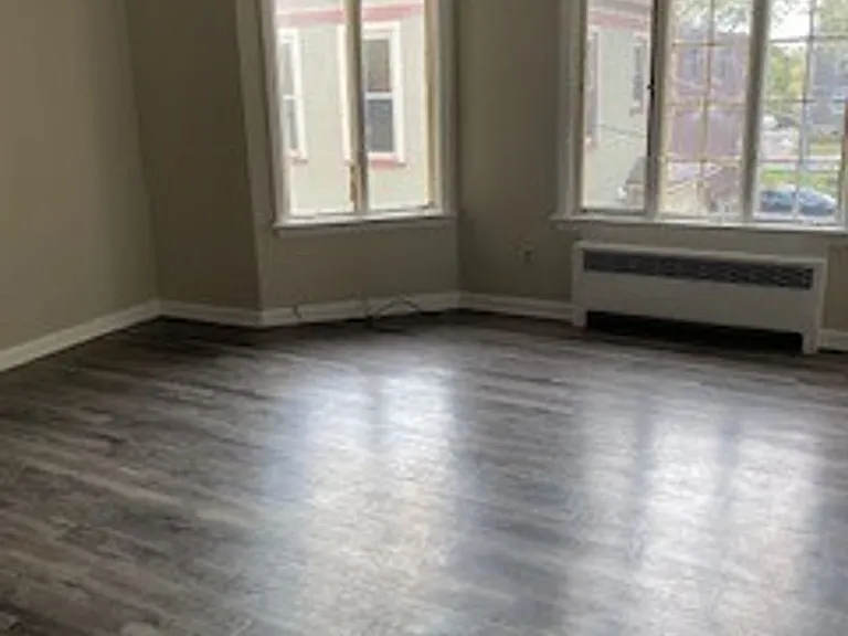 406 W Buell Ave — Photo 1