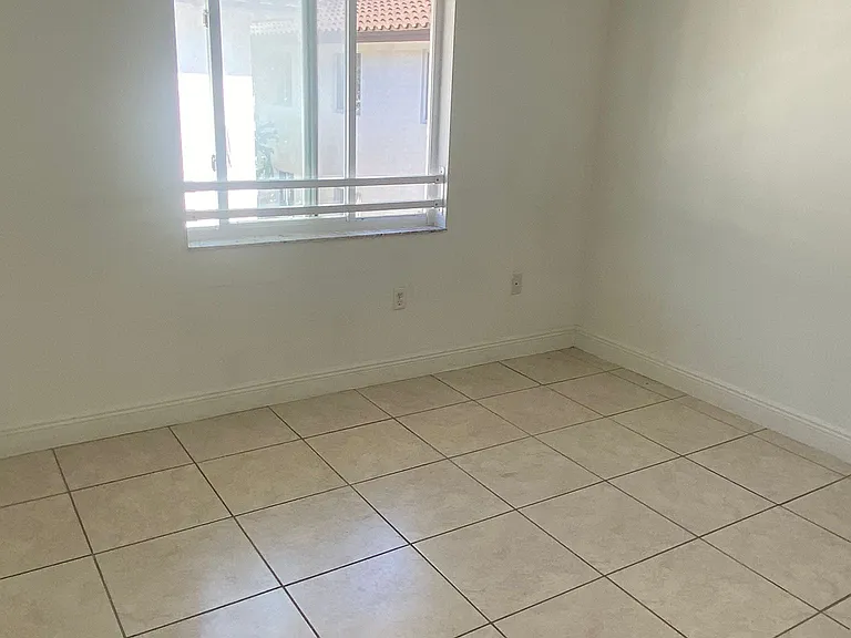 2413 W 78th St #204 — Photo 20