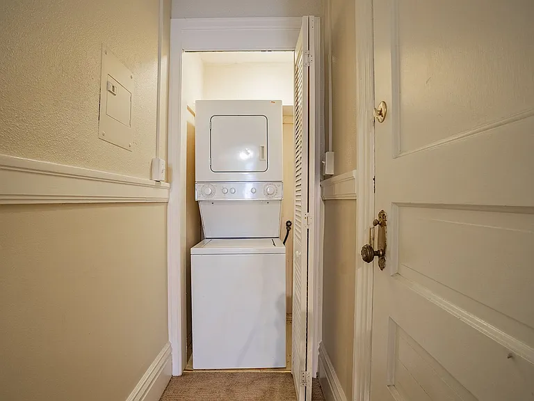 Alexander Apartments — Photo 15