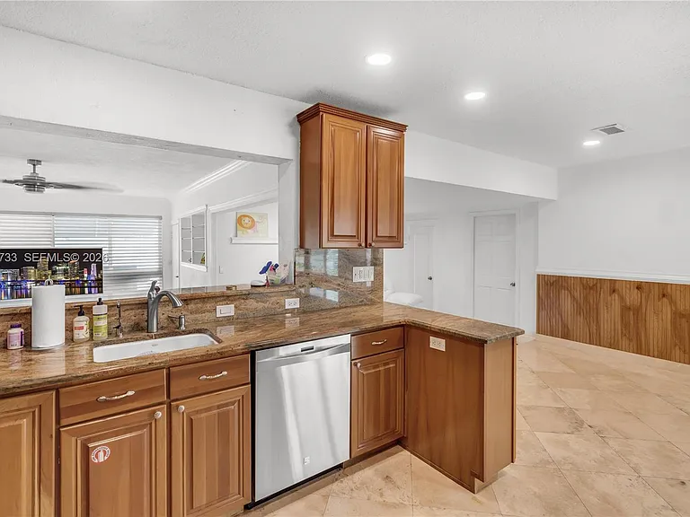 2424 NE 18th Ave — Photo 6