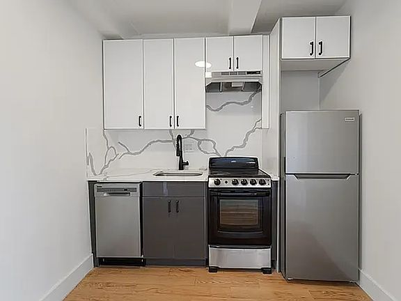 2nd image of 25 E 67th St #10B