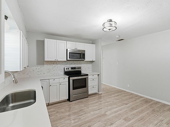 3rd image of 405 N Carr Ave