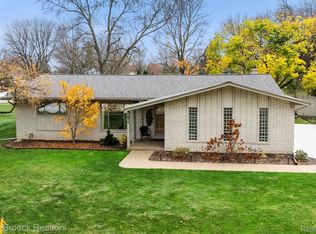 975 Huntsford Dr, Troy, MI 48084