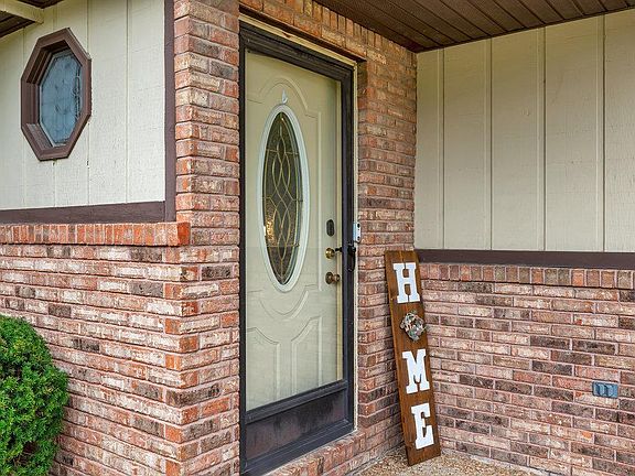 3rd image of 406 Eagle Terrace Dr