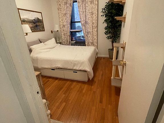 4th image of 1431 1st Ave APT 2r