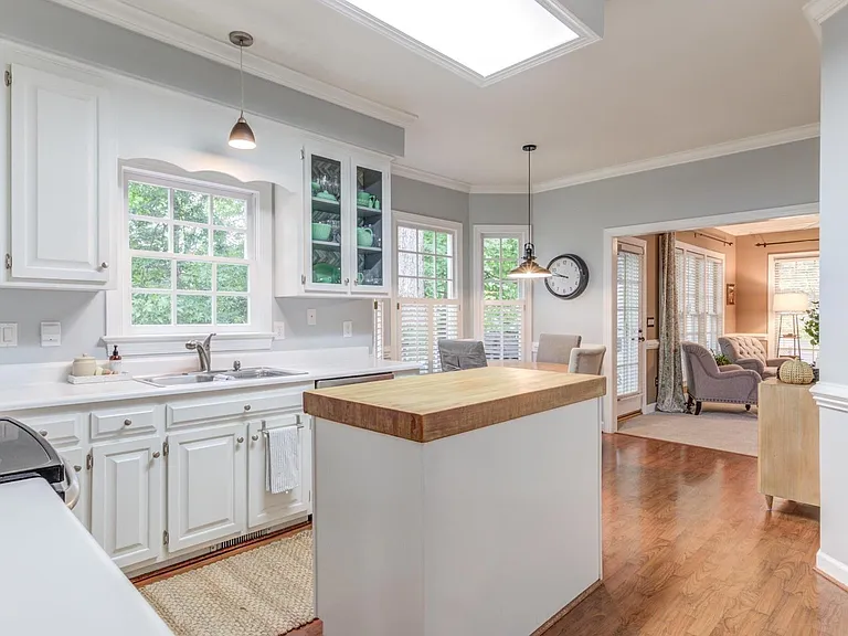 207 Custer Trl — Photo 10