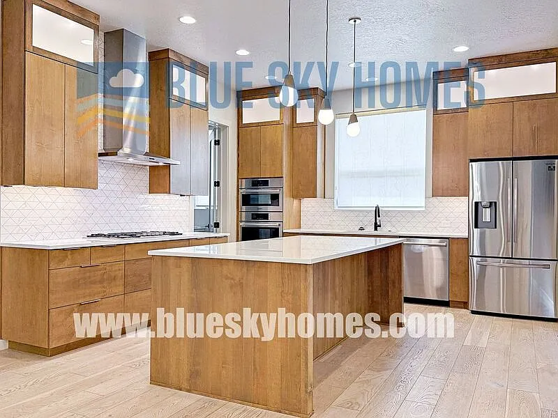 3 bed, 3.0 bath, 2400 sqft, $2,995 — Photo 2