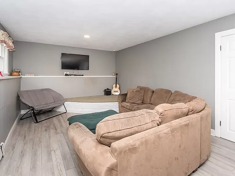 170 Ravenswood Rd — Photo 11