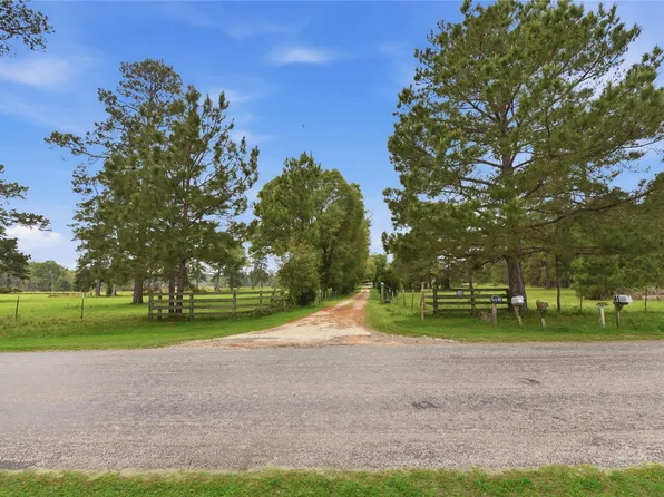 872 Four Notch Rd, Huntsville, TX 77340