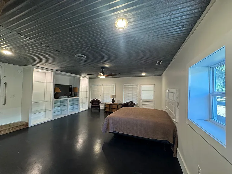 2924 Jefferson St — Photo 12