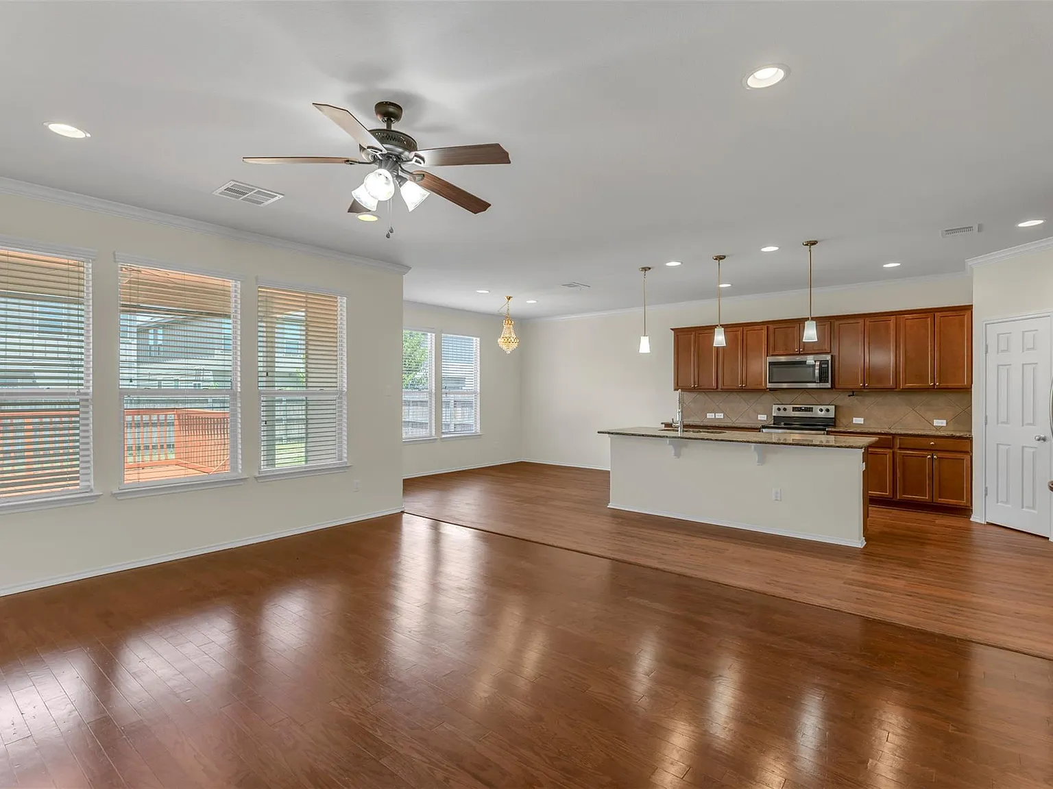 4 bed, 2.5 bath, 2423 sqft, $2,400 — Photo 3