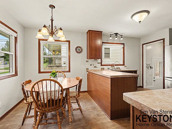 5th image of 502 Tuttle Ave NE