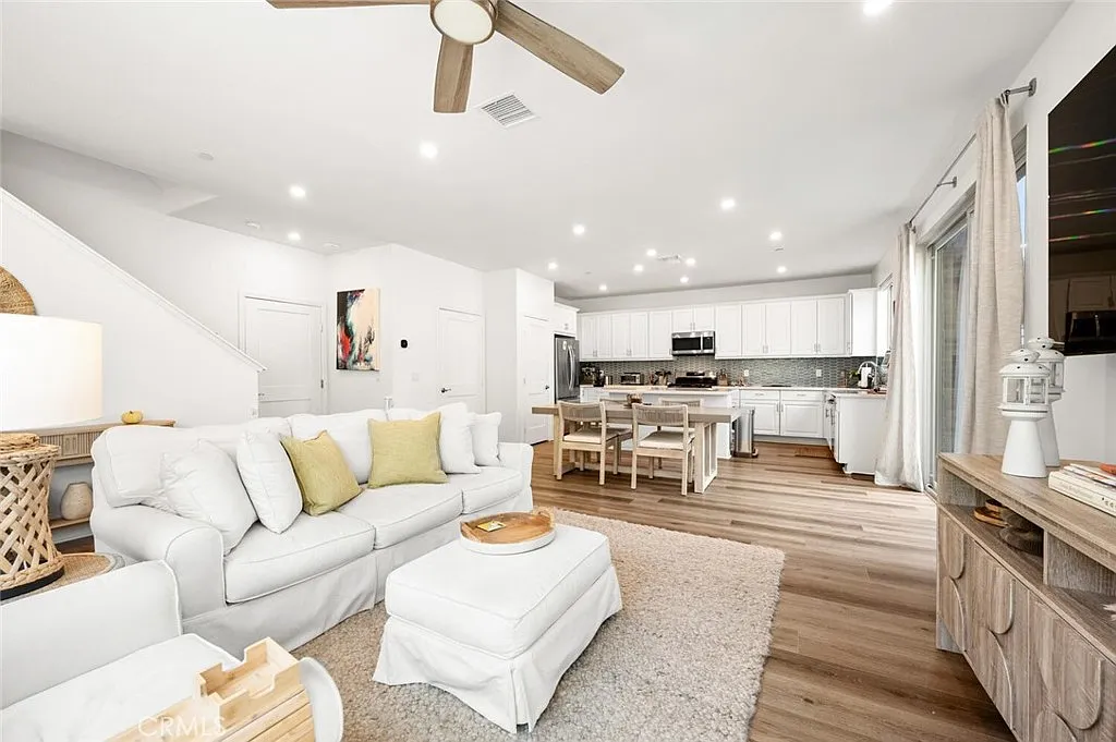 3 bed, 2.5 bath, 2193 sqft, $5,440 — Photo 3