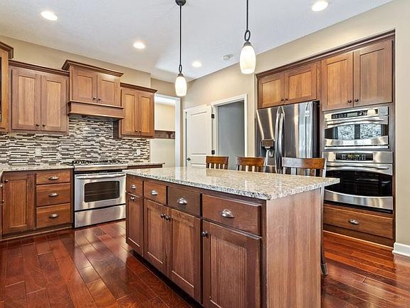 3rd image of 10904 Birch Ln