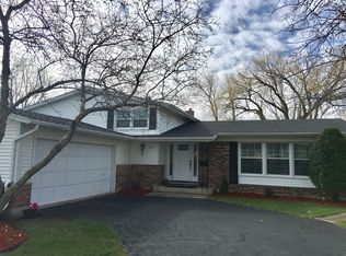 811 W Tanglewood Dr, Arlington Heights, IL 60004
