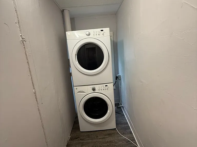 Updated, spacious 2 bedroom, 1 bathroom first floor apartment in the transforming Belknap neighbo... — Photo 8