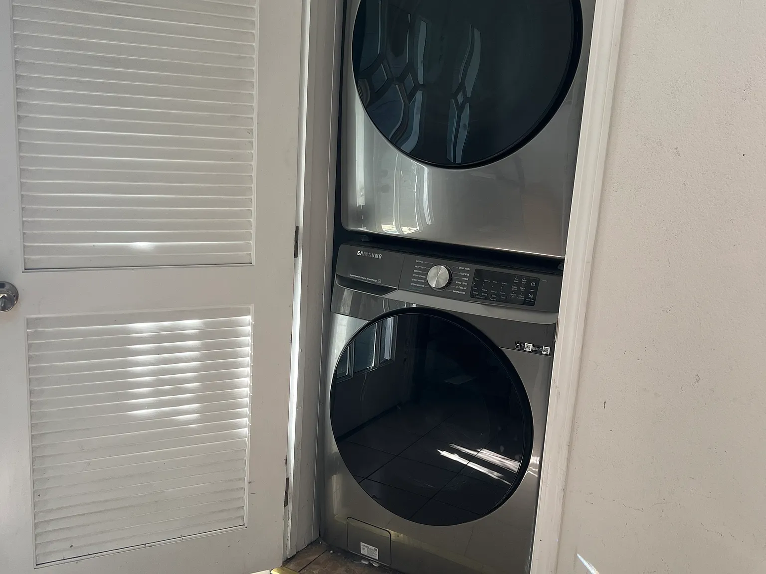 3 bed, 2400 sqft, $750 — Photo 2