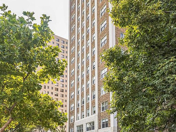2nd image of 4440 Lindell Blvd APT 404