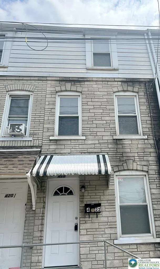 3 bed, 1.0 bath, 1008 sqft, $1,850 — Photo 1