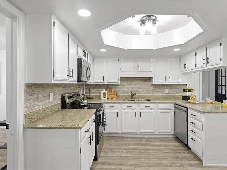 2540 Albany Dr — Photo 21