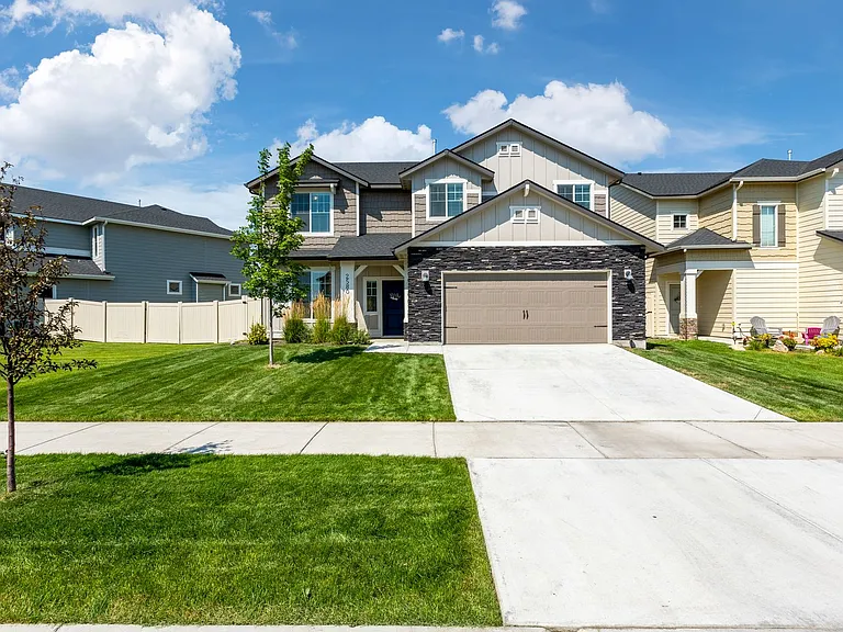 2580 E Blackstone Dr — Photo 1