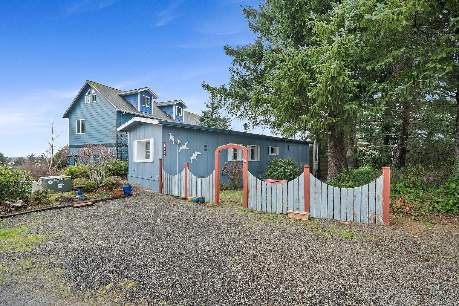 2328 Fleming Ave W photo 1