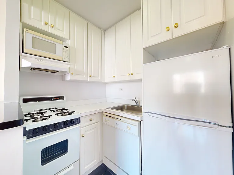 1661 York Ave #6C — Photo 3
