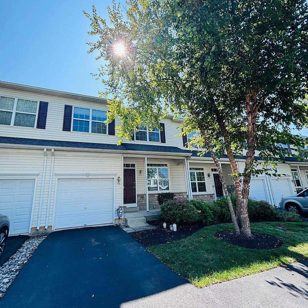 Located in the Highgates subdivision in Upper Macungie Township this 3 bedroom, 2.5 bath townhouse — Photo 1