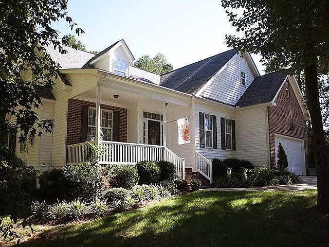 Wonderful 1 1/2 story ranch home!