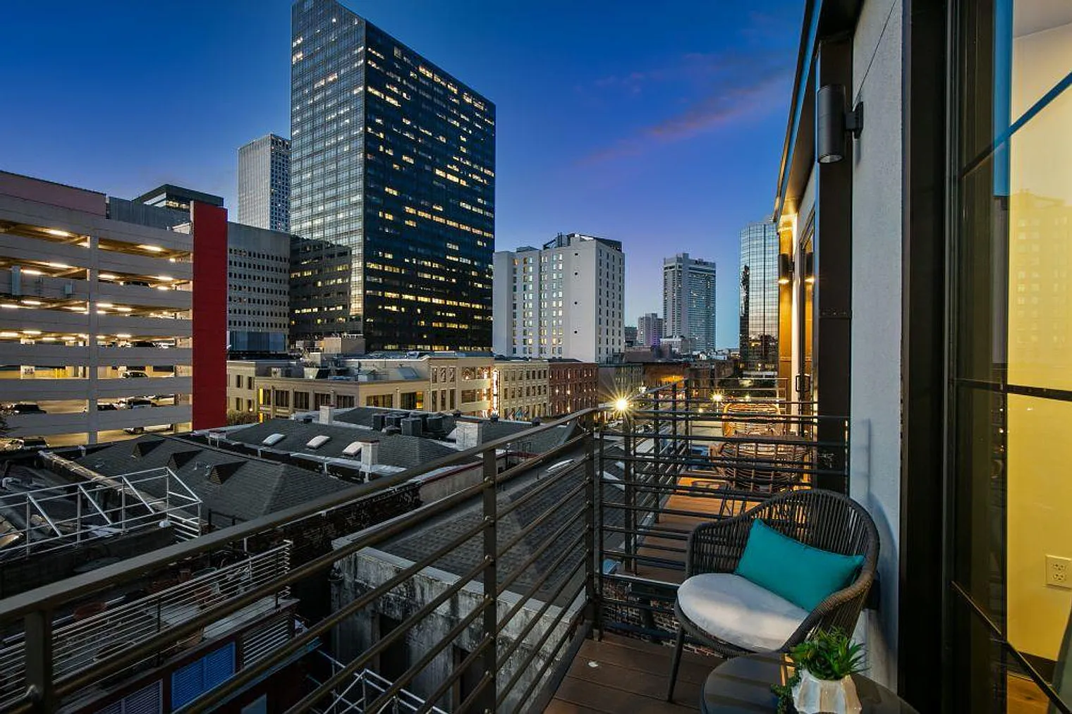 2 bed, 1.0 bath, 904 sqft, $7,053 — Photo 2