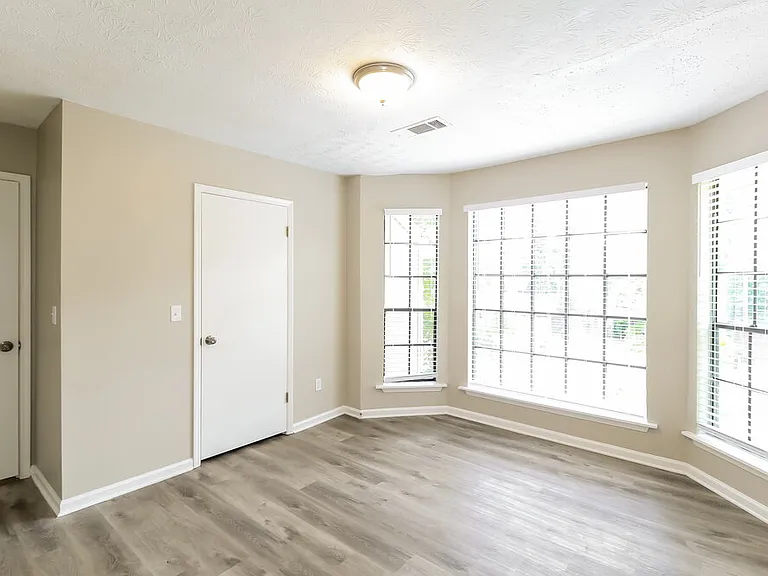 1097 Williamsburg Ln — Photo 14